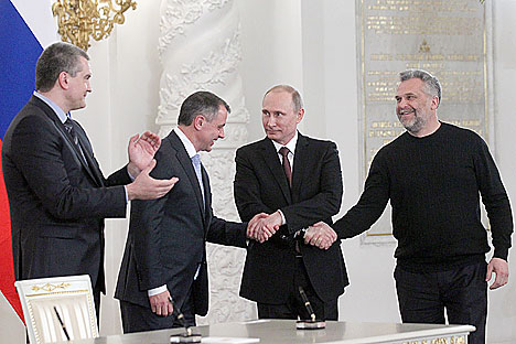 Putin signs landmark agreement to join Crimea and Sevastopol to Russia